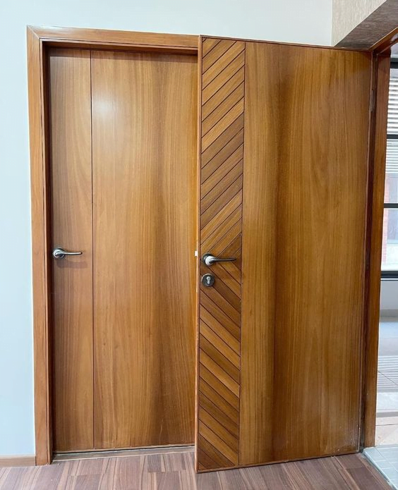 Pintu kayu kamar tidur bermotif